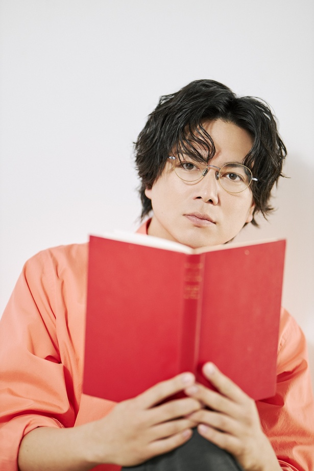 作家・加藤シゲアキさん。アンニュイな表情にドキッ！メガネ姿も素敵です！