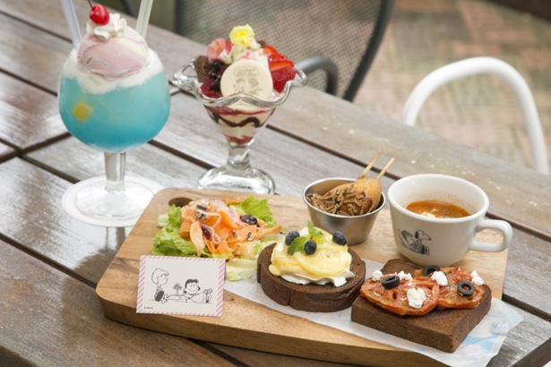 手前から時計回りで「ルーシーとシュローダーのオープンサンド」(税抜1630円)、「シェアフロート」(税抜1100円)、「ブラウニー・チャールズのサンデー」(税抜1100円)