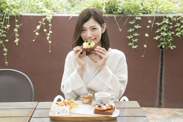 ハチミツで漬けた甘酸っぱいレモンが鮮やかなオープンサンドをパクリ。「レモンとカスタードのバランスが抜群。クセになりそう！」(上原さん)