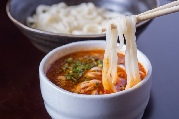 濃厚でコクのある坦々スープに、うどんをつけて味わう「坦々つけ麺」(700円)