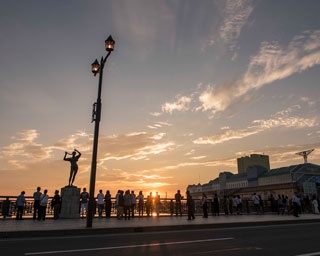 沈みゆく釧路の夕日を肴に楽しむ、自分で焼く「岸壁炉ばた」