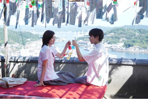 風鈴を手にほほ笑む美雪(池田エライザ)と保彦(阿達慶)