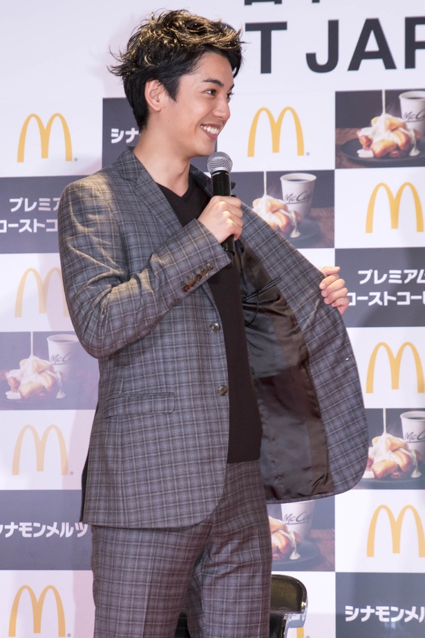 コーヒー＆シナモンメルツカラーできたとジャケットをめくる大野