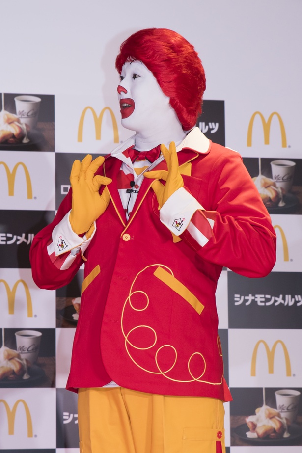 新しくリニューアルオープンしたお店に合わせて、赤いジャケットを着てきたというドナルド