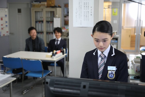 杉咲の駅員姿も絶妙にハマってる!