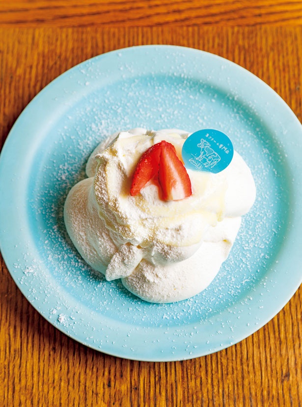 【写真を見る】もったりした生クリームとシフォンケーキが一体に！「ミルキークリームと苺のシフォンケーキ」(1058円)