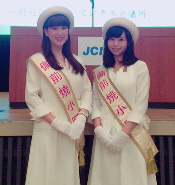 第35回備前焼まつり、備前焼小町の船戸相華さん(左)と矢田茉那さん(右)
