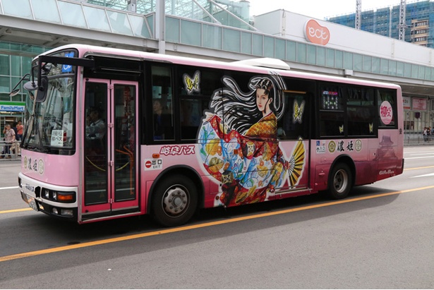 信長や濃姫のデザインを施したラッピングバスが市内を循環している