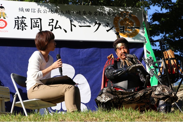 岐阜公園内に造設された本陣をイメージした会場で藤岡弘、トークショーを開催