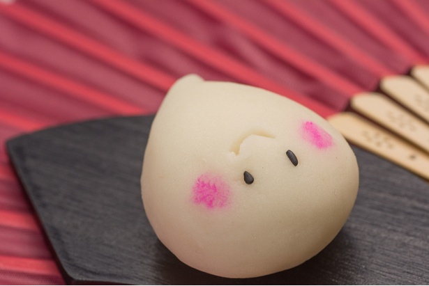「おばけちゃん」可愛らしい見た目の通り、上生菓子・練り切りでできた優しい味。(270円)