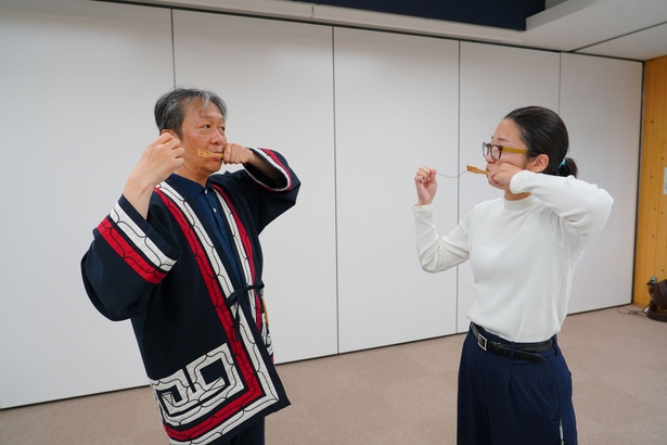 伝統的な楽器「ムックリ」を演奏