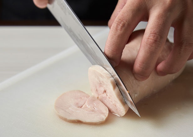 自慢のチャーシューは新鮮な鶏モモ肉を低温調理したもの/濃厚鶏そば 麺屋 武一 神戸本店