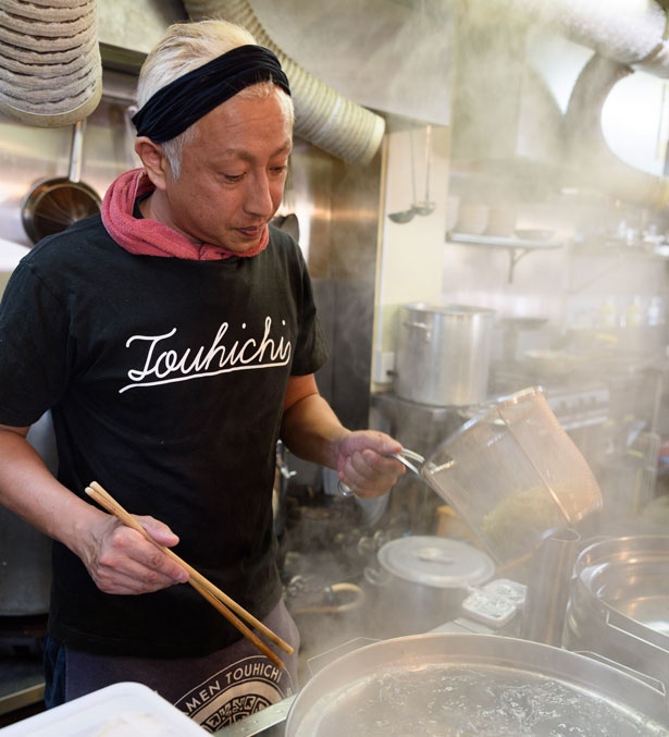 店主の袖岡哲也さんは、京都の“鶏醤油清湯”を確立/らぁ麺 とうひち