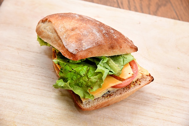 「Son Of a Sandwich」の全粒粉パンを使用した「新O.G.」(550円)。キノコ入りオムレツ、トマトなど具材も豊富だ