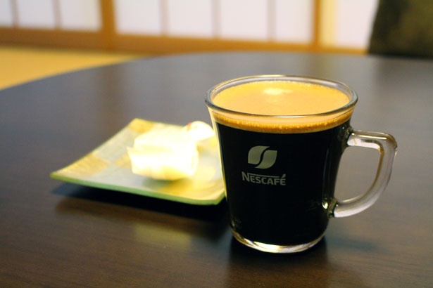 「ネスカフェ ゴールドブレンド カフェインレス」は生豆を水に浸け、カフェインのみを取り出す製法のため、 コーヒー成分が失われない。豊かな香りと風味を楽しめる