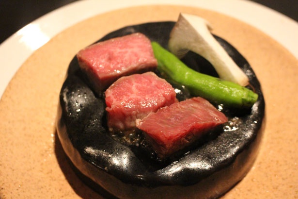 記者が訪れた日の強肴は、鹿児島黒牛の石焼ステーキ