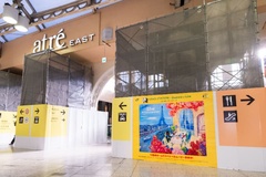 コンコース沿いの「リサとガスパール」のコラボ装飾。JR上野駅各所の壁面が美しい油彩画アートの装飾で彩られている