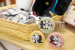 特設コーナーのイチオシは、パンダアートが施された「缶バッジ UENOパンダ」(440円)※在庫には限りあり