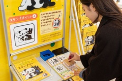 パンダアートのスタンプを集める富名腰さん