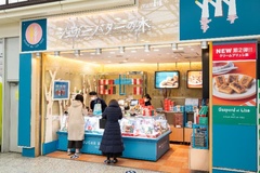 シュガーバターの木JR上野店。買い物をするとオリジナルステッカーがもらえるキャンペーンも実施されていて多くの人が訪れていた