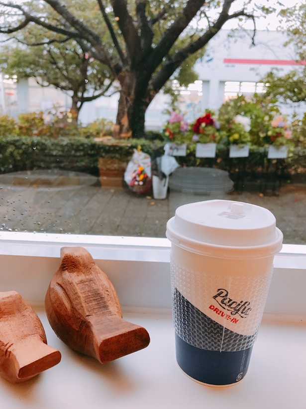 コーヒー、アールグレイ(ホット/アイス 各税抜400円)のほか、ボトルドリンクも販売