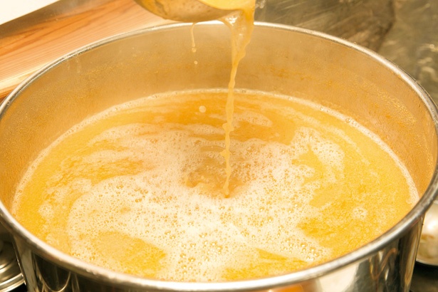 粉末にしたオマールエビを煮込む。スープの1/3がエビという濃厚な一杯だ