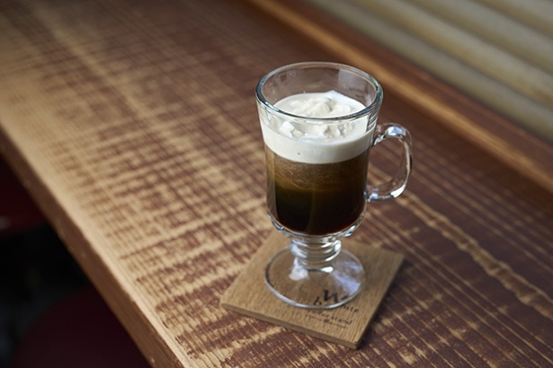 アイリッシュコーヒー(800円)は、寒い季節に人気のコーヒーカクテルの定番