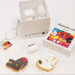フランス語で「ありがとう」を意味するメッセージが入った「アソートスイーツBOX(Merci)」(864円)