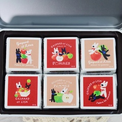 チロルチョコの包装紙も、リサとガスパールとリンゴをモチーフにしたかわいいデザイン。6個すべてイラストが異なるので、じっくり眺めてみよう