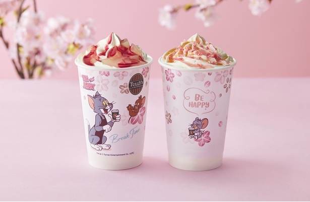 左から「桜舞う ハニークリームラテ(ICED／HOT)」(Tallサイズのみ705円)、「＆TEA 桜香る ピーチメルバロイヤルミルクティー(ICED／HOT)」(Tallサイズのみ705円) 