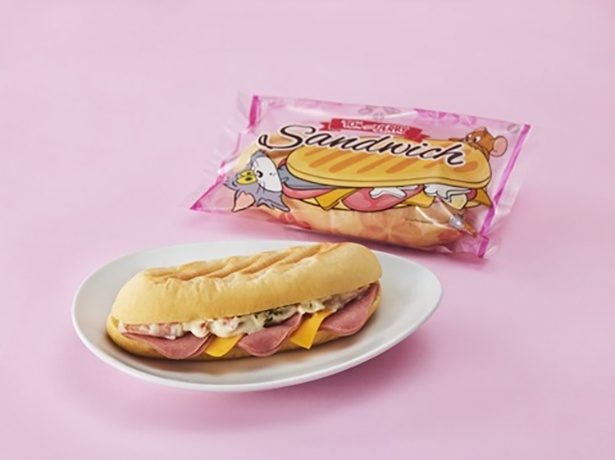 「トムとジェリー ハムとチーズのぺちゃんこサンド」(495円)