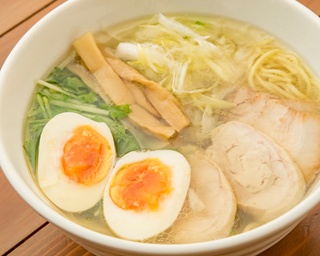【福岡】焼鳥店から生まれた一杯が専門店に！優しい味わいが人気の塩ラーメン