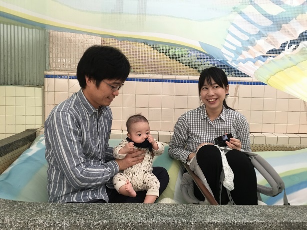 No.17 井上唯「into the rain」。染め物の作品空間の中に、観客も入れる