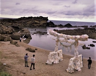 “さいはて”の地で、山と海に一体化した モダンアートを楽しむ！