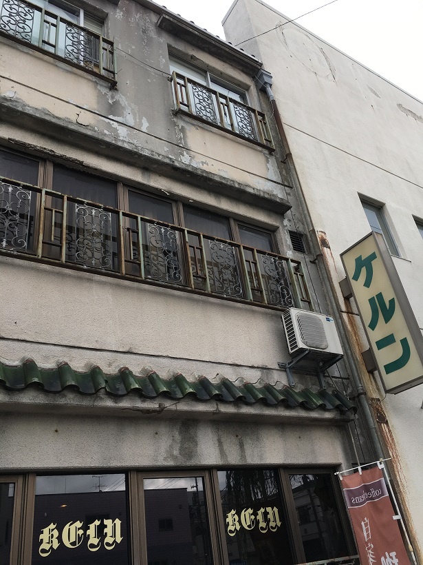 外観も昭和なら、店内に流れるBGMも昭和ムードたっぷりの歌謡曲