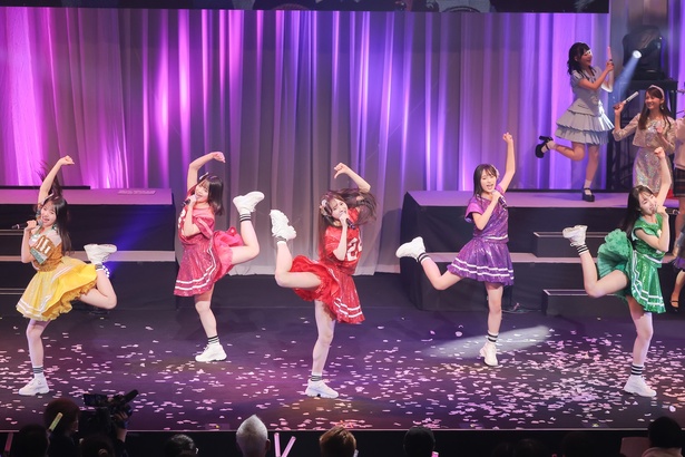後藤真希がミニスカ＆網タイツでAKB48ライブにサプライズ登場