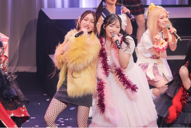 後藤真希がミニスカ&網タイツでAKB48ライブにサプライズ登場 後藤真希がミニスカ&網タイツでAKB48ライブにサプライズ登場