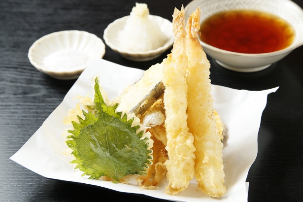 「天ぷら盛り合わせ」(500円)は、カボチャ、ゴボウ、ナス、シメジ、エビ2尾、大葉が楽しめる