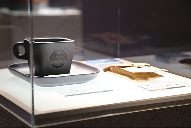 IQOS COFFEE SET(左)とIQOS POUCH(右)も「THE CRAFTED COLLECTION」に加わる