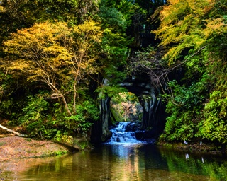 【秋の1dayトリップ】幻想的な絶景空間・濃溝の滝で心奪われる！千葉・君津の旅