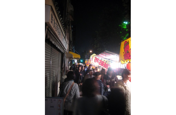長國寺に続く国際通りには約560店の露天が並ぶ