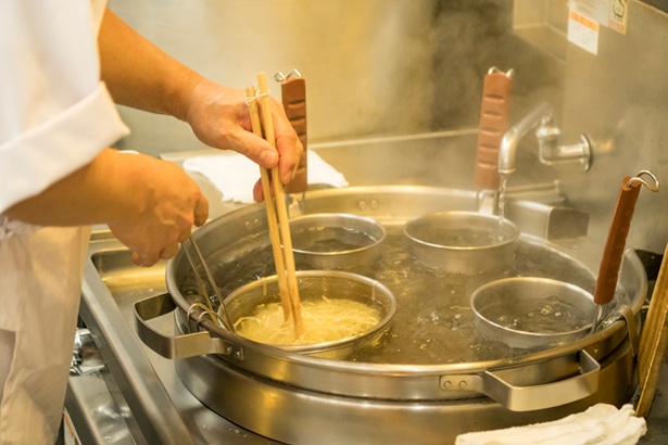 福岡市の老舗・真鍋食品に特注するゆるやかウェーブの縮れ麺