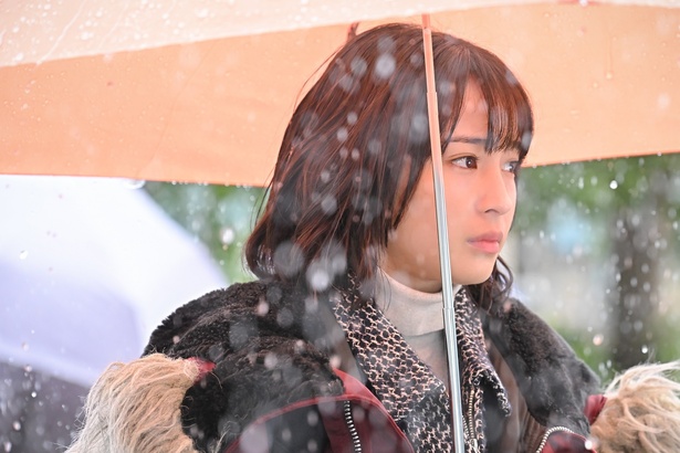 「クジャクのダンス、誰が見た？」第4話では、広瀬すず“心麦”がリリー・フランキー“春生”と酒井敏也“染田”の過去を知ることに