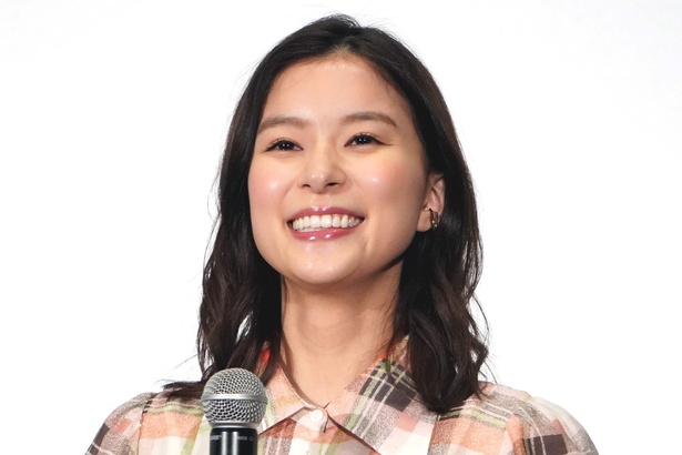 芳根京子“研修医・まどか”が仁王立ち…撮影中のオフショット公開