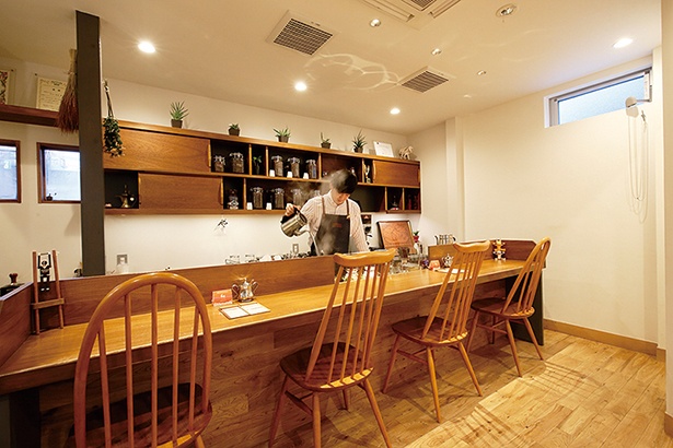 「COFFEEMAN Roasting＆Planning Café」のカウンター席では、コーヒーを抽出している様子が見られる