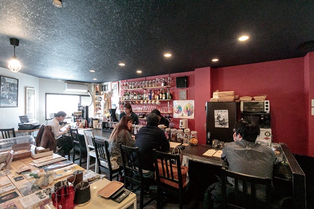 六本松エリアの裏通りに佇む「FusukuCoffee」の店内。居心地よく過ごすことができる