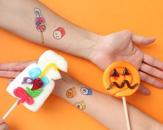 バルセロナ発祥のキャンディショップで、ハロウィンのタトゥーシールが貰える！