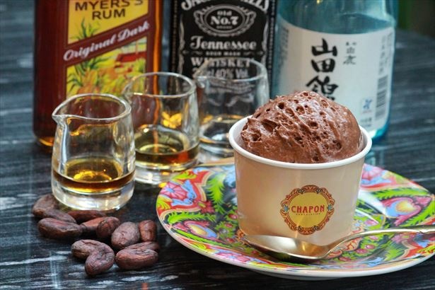 好きなお酒を掛けて楽しむ「ムース・オ・ショコラ エ ラルコール」(780円)。ウィスキーやラムはもちろん、 日本酒も揃っている