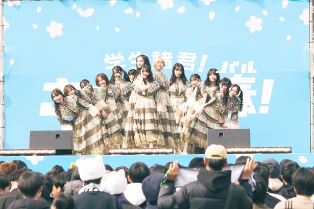 櫻坂46がユニバーサル・スタジオ・ジャパンでのスペシャルライブ「ユニ春！ ライブ 2025」に登場