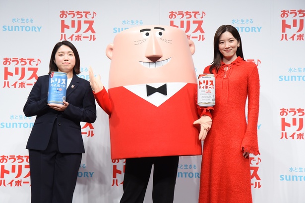 永野芽郁さん、アンクルトリス、サントリー ウイスキー本部・堀田和里氏のスリーショット